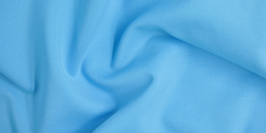Sportbekleidung für Damen, Herren und Kinder in hellblau