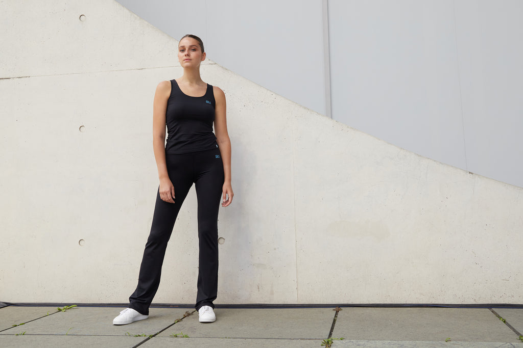 Frau mit schwarzee Sportkleidung bestehend aus Top und Jazz Pants von Sportkind