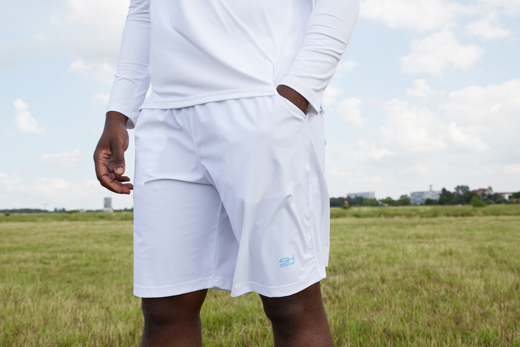 Ausschnitt aus Sportoutfit in weiß für Herren, bestehend aus Shorts und Logsleeve