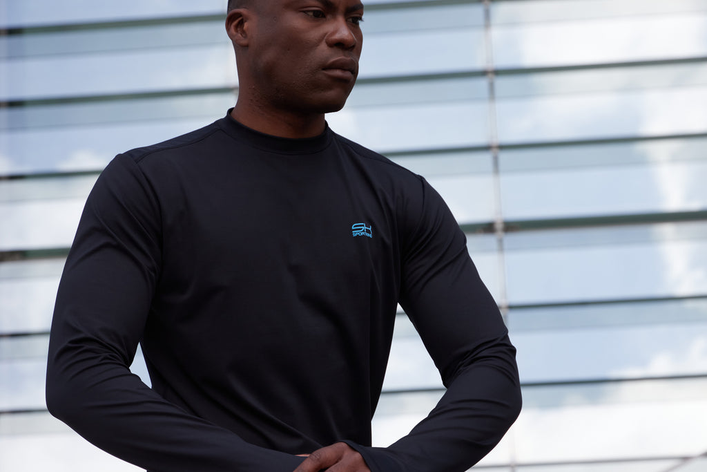 Mann mit schwarzem Longsleeve Shirt von Sportkind